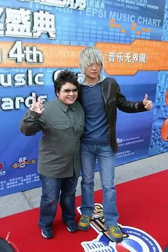 图文:第四届百事音乐风云榜-韩红与李延亮