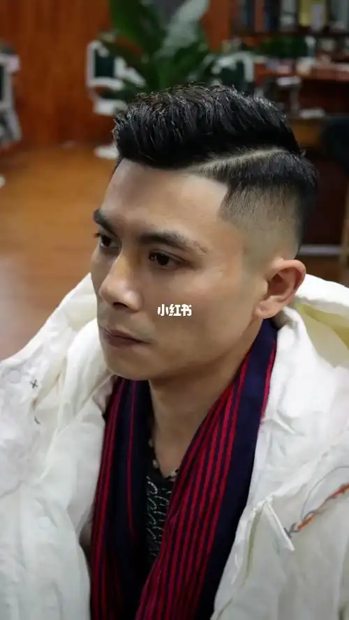 用牙签杠烫出向后波浪卷6015清晰的线条感,立体的蓬松度,让刚硬的