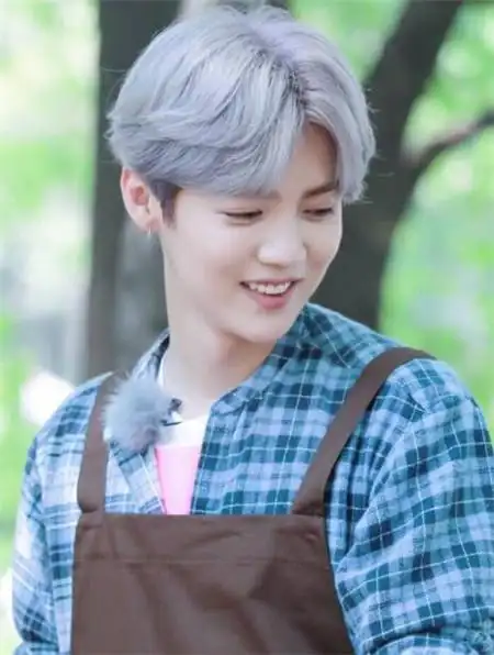 鹿晗最新发型盘点 两边掏空心形刘海