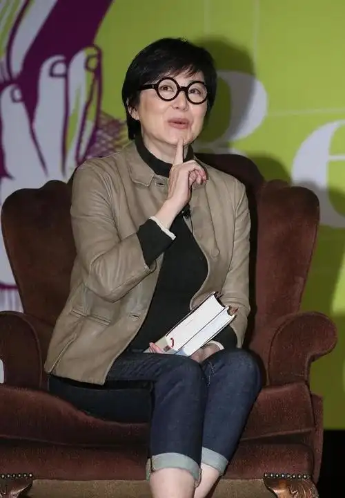 林青霞素颜照片太真实衣着朴素没特点看着和普通人没什么差别