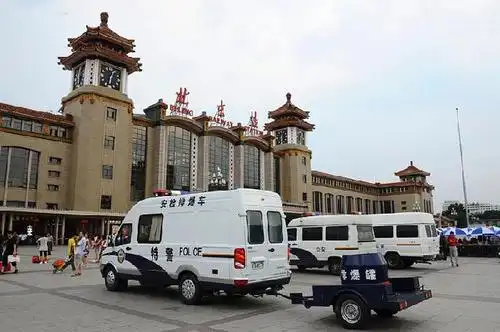 其中的防暴警车和排爆罐十分显眼.