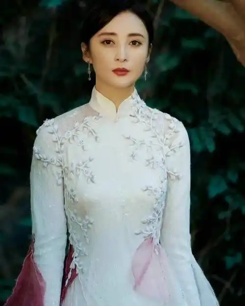 47岁蒋勤勤美得真实不做作,穿衣简约有气质,值得中年女人借鉴_女性