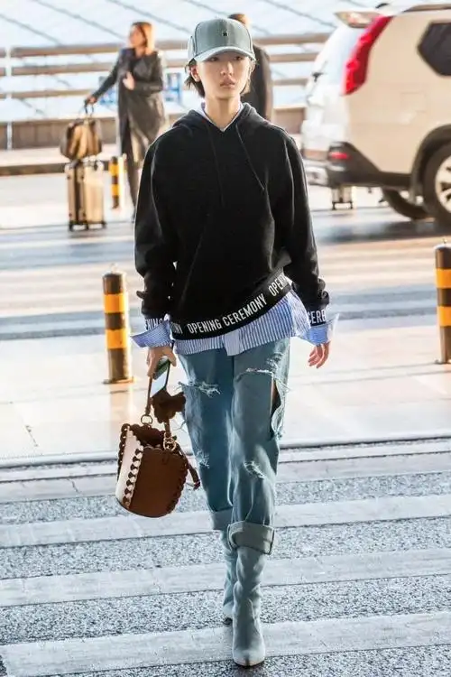 周冬雨美得高调,穿紧身包臀裙秀曲线,这身段不愧是"谋女郎"|开叉|内搭