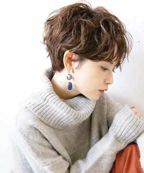 "懒人烫"卷度不明显,但是时髦又百搭,还能解决头发服帖问题