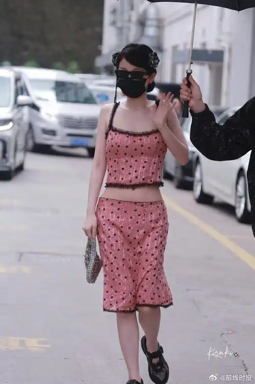 虞书欣粉色低腰鱼尾裙##虞书欣粉色小碎花套装