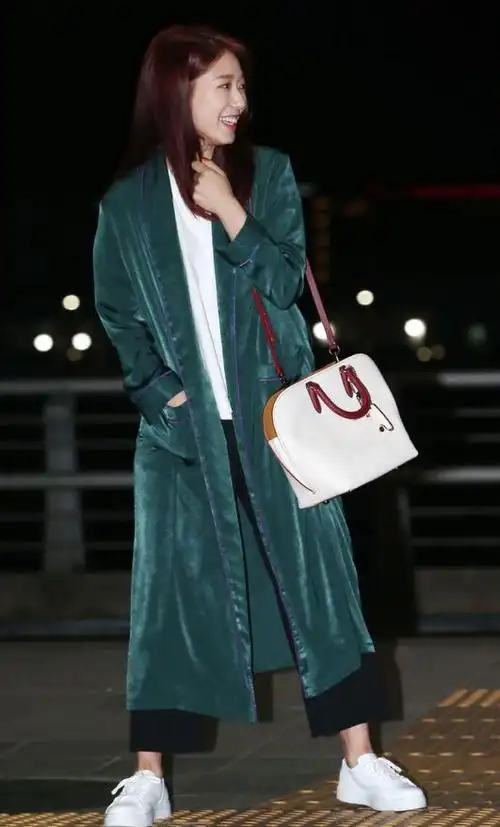 朴信惠一副邻家姐姐样,穿休闲装配"睡衣外套",温柔感令人心动