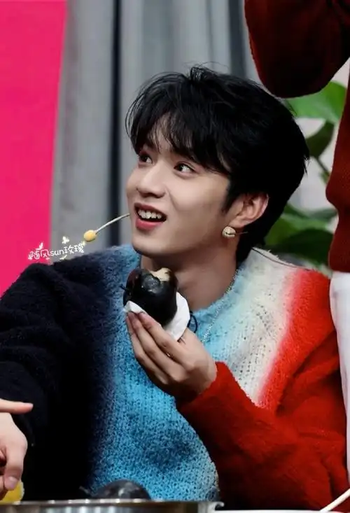 他露出了有点小惊讶又可爱的样子~#刘耀文电影第二十条