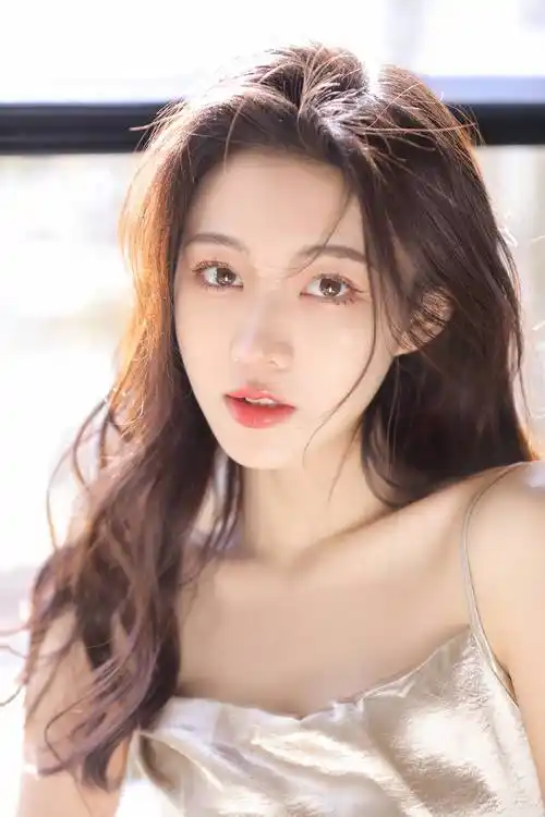 绝美户外女神,浅色系吊带衫演绎清新优雅,温柔沉思,演绎静谧时光之美!