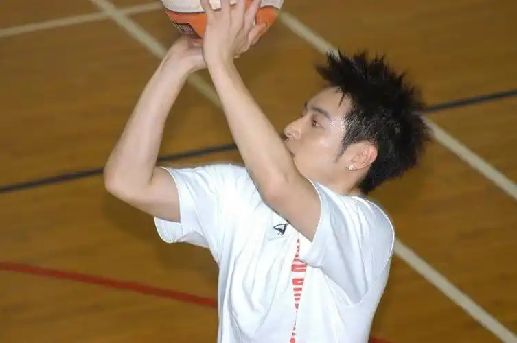 展开全部 这种发型是不错,不过最高在改造一下,改造成潘玮柏的 那种