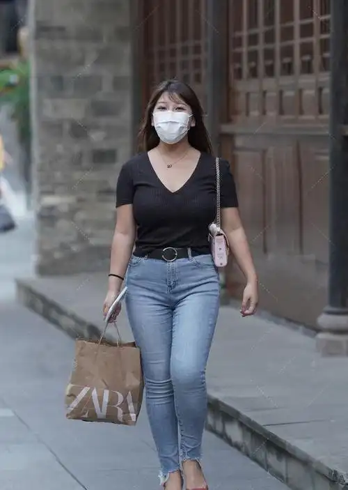 微胖美女大胆穿搭黑色短袖衫配修身牛仔裤穿出自信又简洁的美
