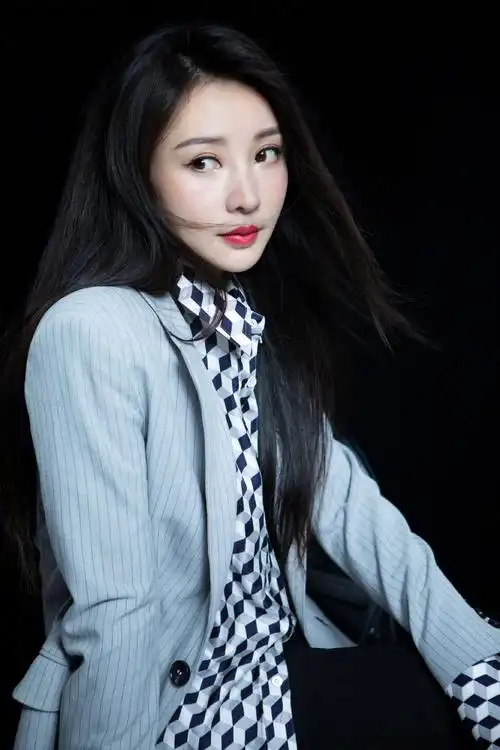 柳岩西装干练优雅写真图片66