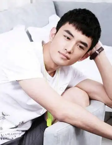 沿着发际线开始将头发梳往一边,男生无刘海圆寸短发发型,发际线的两边