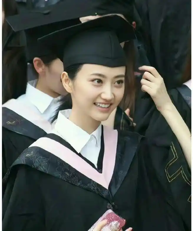 大学时期的景甜好漂亮啊!一看就是富养的千金大小姐,贵气十足