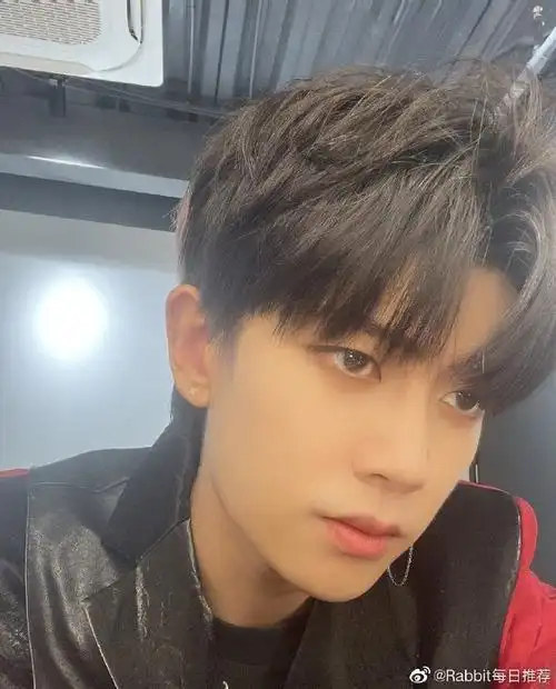 任嘉伦烟熏妆自拍#任嘉伦晒九宫格自拍,这个烟熏烟熏妆好帅气呀,有