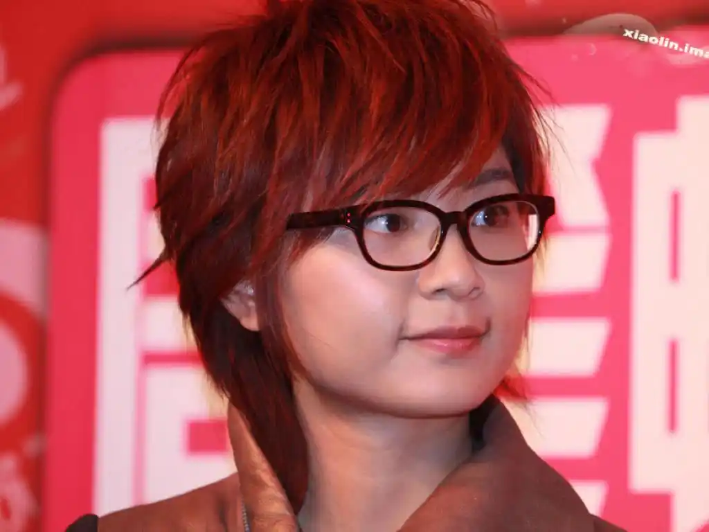 刚出道走中性路线的周笔畅,现面对整容直言不讳,女人味十足!