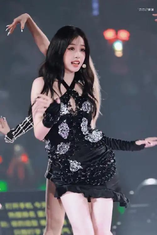 虞书欣超话90舞台合集#虞书欣星光黑曜立体连衣裙