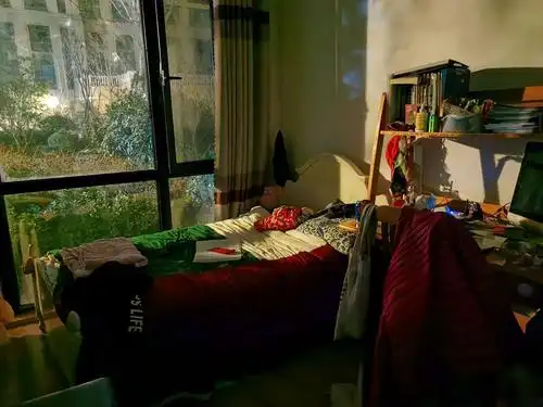 夜晚未开灯的房间