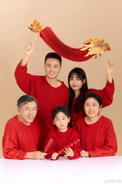 女生为全家买新衣拍全家福