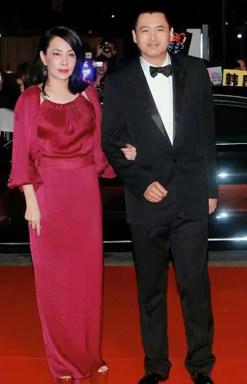 周润发夫妻走机场!男神67岁依旧帅气,老婆身材干瘦像农村老婆婆