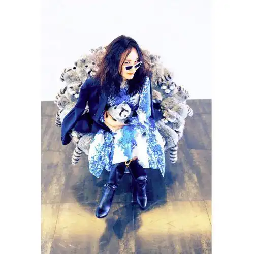 范文芳七夕晒照超时尚 蓝白印花裙搭配长筒靴表情很有趣