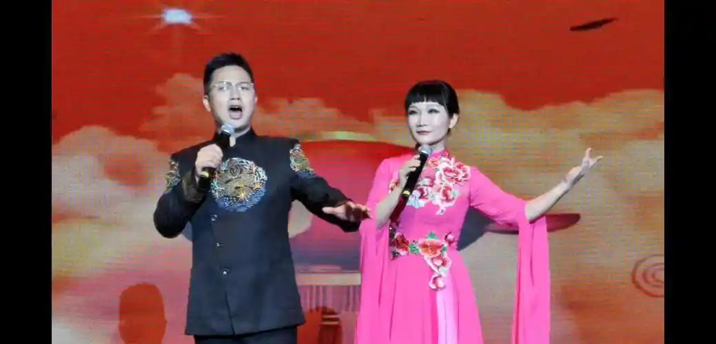 男女声二重唱《幸福中国一起走》剧照.