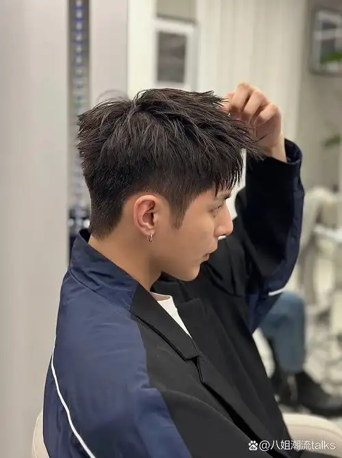 男生清爽短发 帅气十足