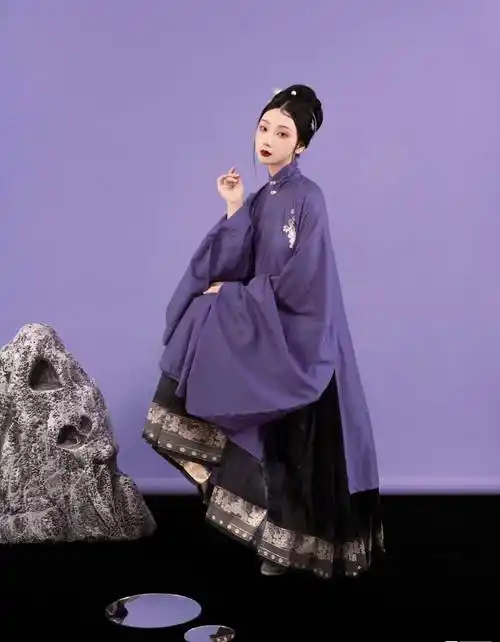 视线一转,浓郁的紫色汉服映入眼帘,高贵的紫色气息扑鼻而来,纯紫色