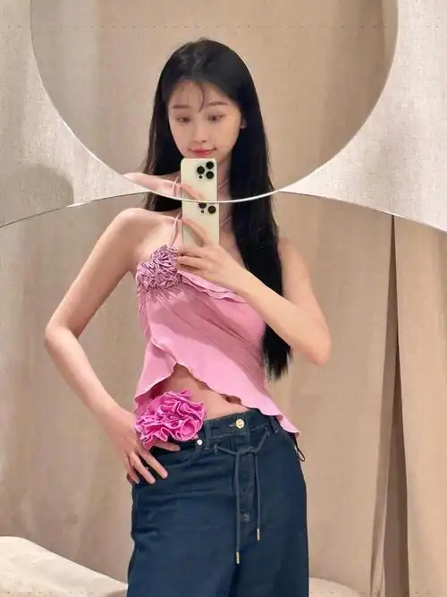 女神美照掉落!虞书欣又在街头随地大小蹲了,身着粉花吊带秀身姿