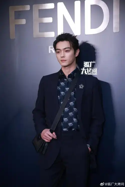 许凯背头小揪揪