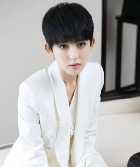 古力娜扎:女神短发搭配白色西服套装,让人眼前一亮!