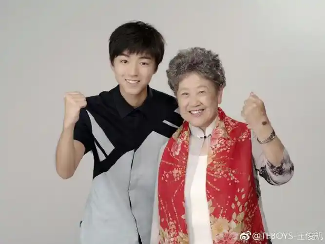 王俊凯又和陶奶奶见面了##王俊凯为老人们唱生日歌