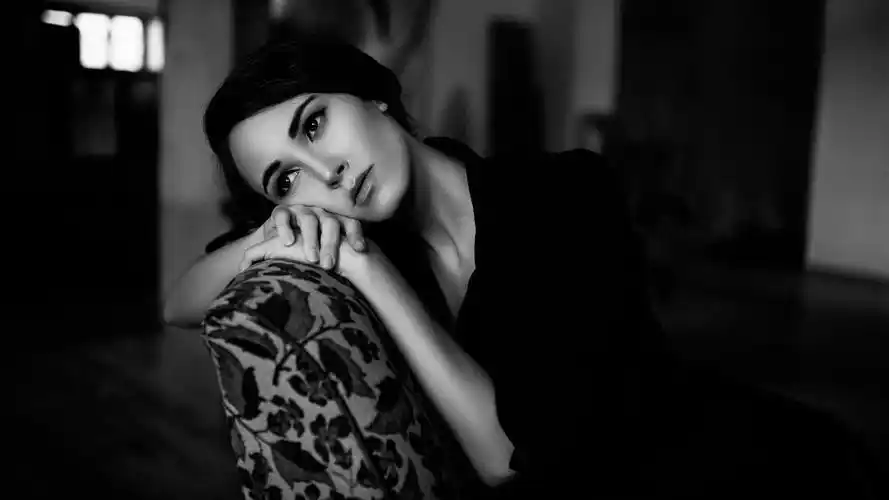 漂亮美女,悲伤,肖像,黑白照片,美女桌面壁纸