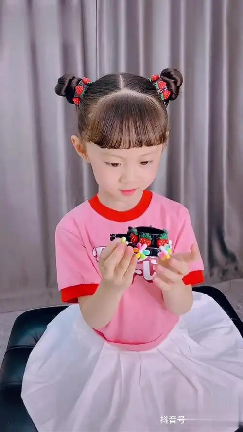 用皮筋也能扎出俏皮可爱的双丸子头～可可爱爱一整天儿童编发 丸子头