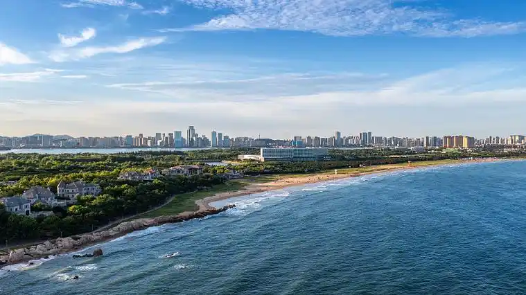 青岛银沙滩海水浴场夏季风光图片下载