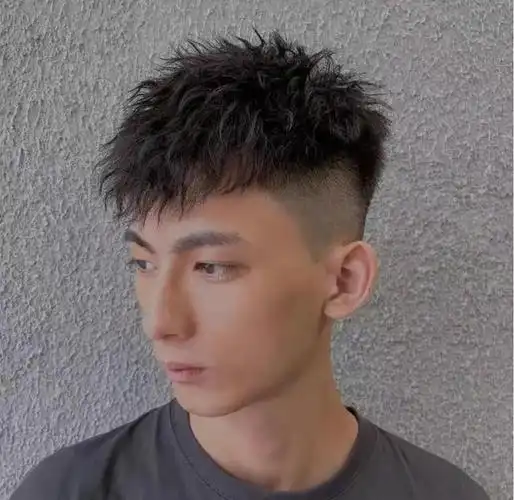 这种发型不仅能展现出干练的男性气质,还能根据头顶长度的不同,演变出