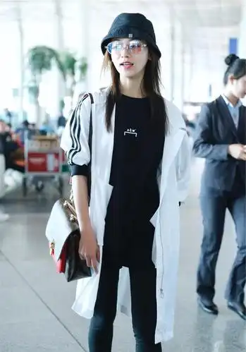 原创吴谨言瘦成纸片人穿小黑裤走机场竹竿腿细得真过分