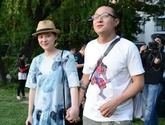 显然曾剑没有前夫鄢颇长的帅,至于梅婷为何会毅然选择了这个其貌不扬