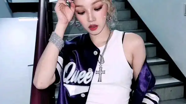 gidle宋雨琦queencard妆造,酷美飒!