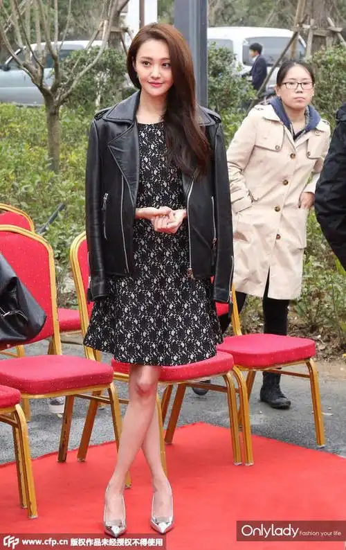 《相爱穿梭千年》热播 千元预算拷贝女主郑爽造型