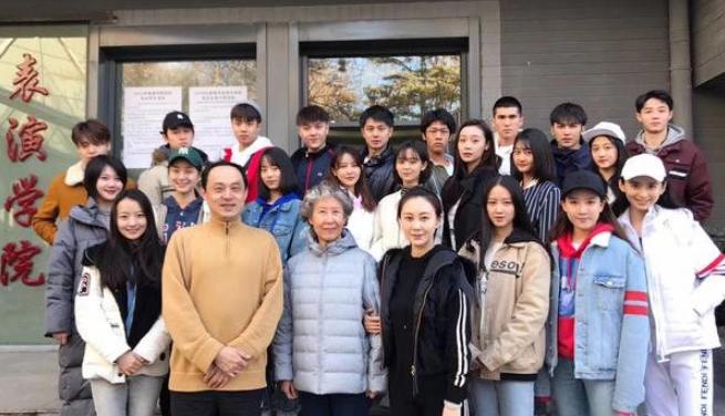 关晓彤班级合影站位被赞 同班同学个个颜值在线