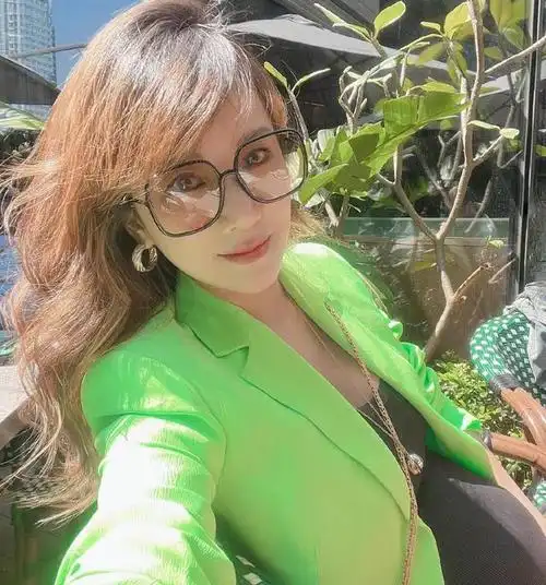 李念晒怼脸高清照,怀孕三胎后样貌变化大,被说下巴鼻子多处整容