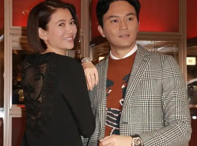 袁咏仪捞金,双手托孕肚获老公贴心搀扶,为圆老公"女儿奴"梦46岁喜迎