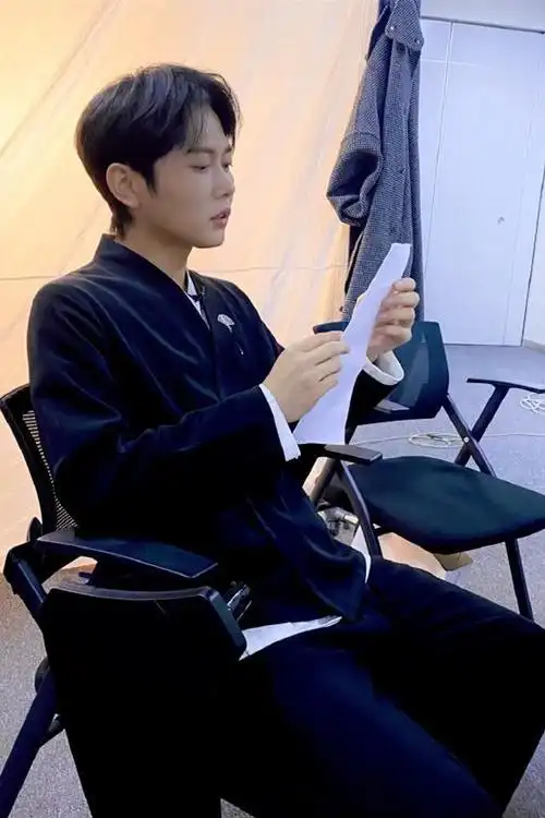 德云社孟鹤堂晒工作照栾云平评论引发热议副总这是羡慕了