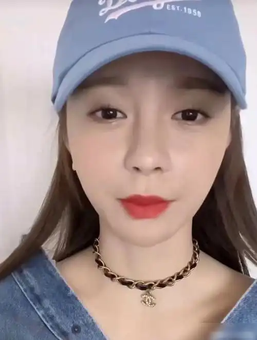 沈梦辰宅家素颜直播皮肤被吐槽太黑四字回应被赞人美性格好