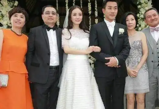 赵丽颖全家福流出,幸福的画面让众人羡慕不已!_网易订阅