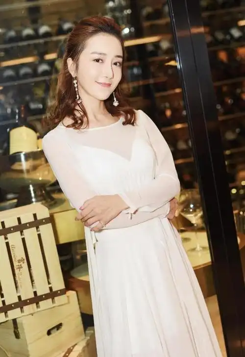 李依晓好有女人味,黑色长西装配薄纱半身裙,优雅温柔又不失气场