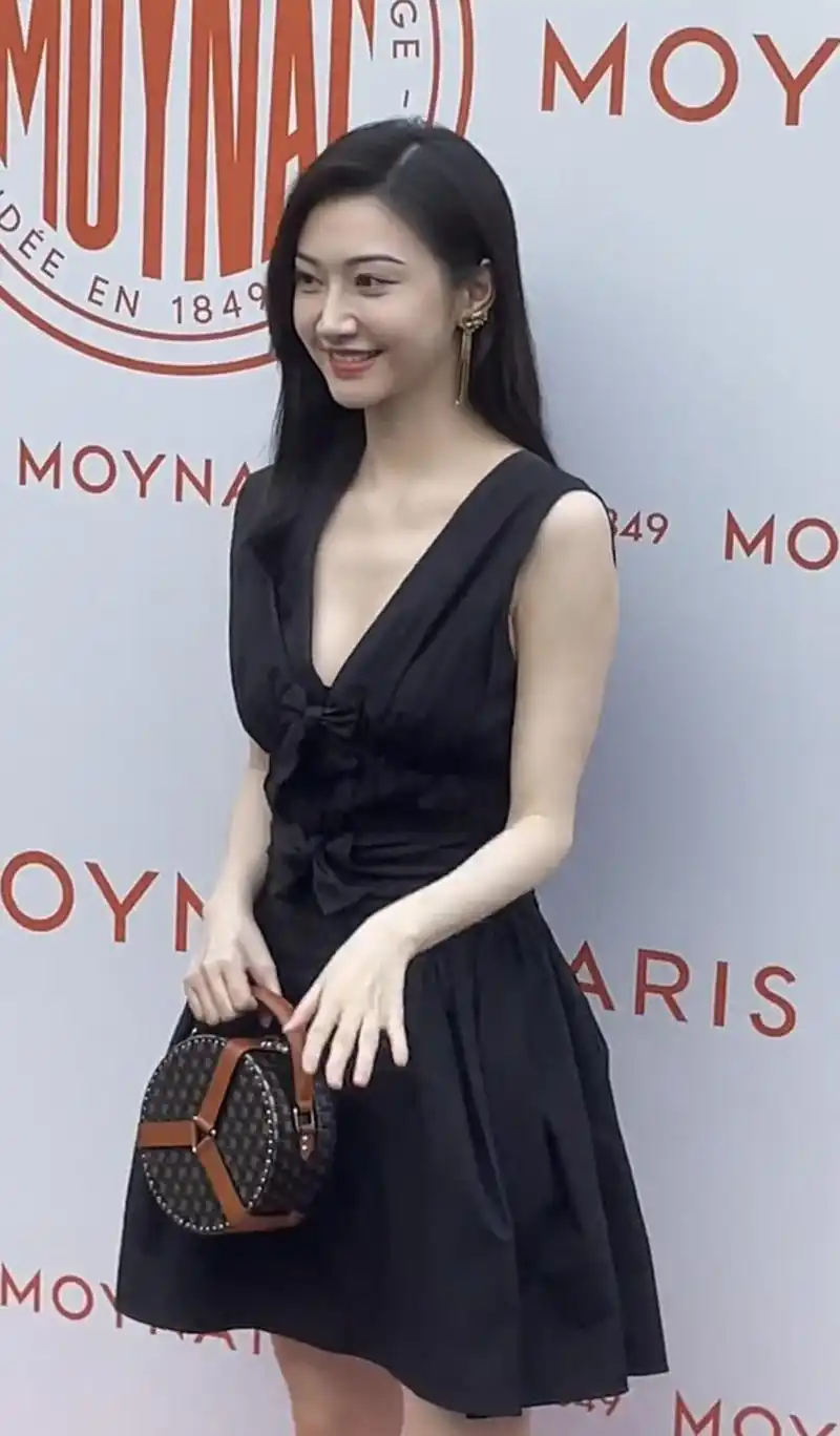 景甜的瘦有点不太完美,脸上没有多余脂肪,但皮肤却不太紧实