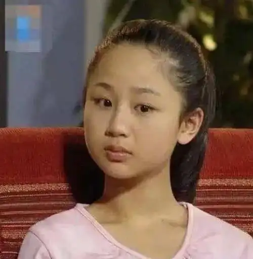 曾出演《家有儿女》小雪走红,后传被男友家暴,今感情混乱被遗忘