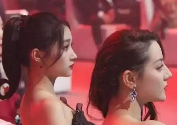 热巴"下班照"被疯传,头发凌乱显疲惫,一旁的男助理却帅到犯规_蔡徐坤