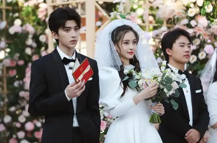 既然说到现在angelababy杨颖的处境了,那就另外多提两句,她现在确实有